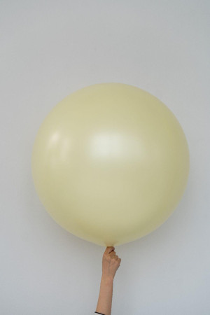 Гелиевый шар макарун желтый 60 см
